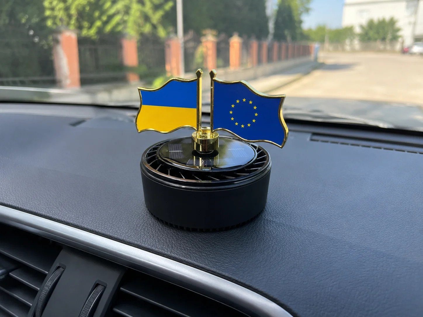Автомобільний ароматизатор-дифузор “Прапори” на сонячній батареї 5