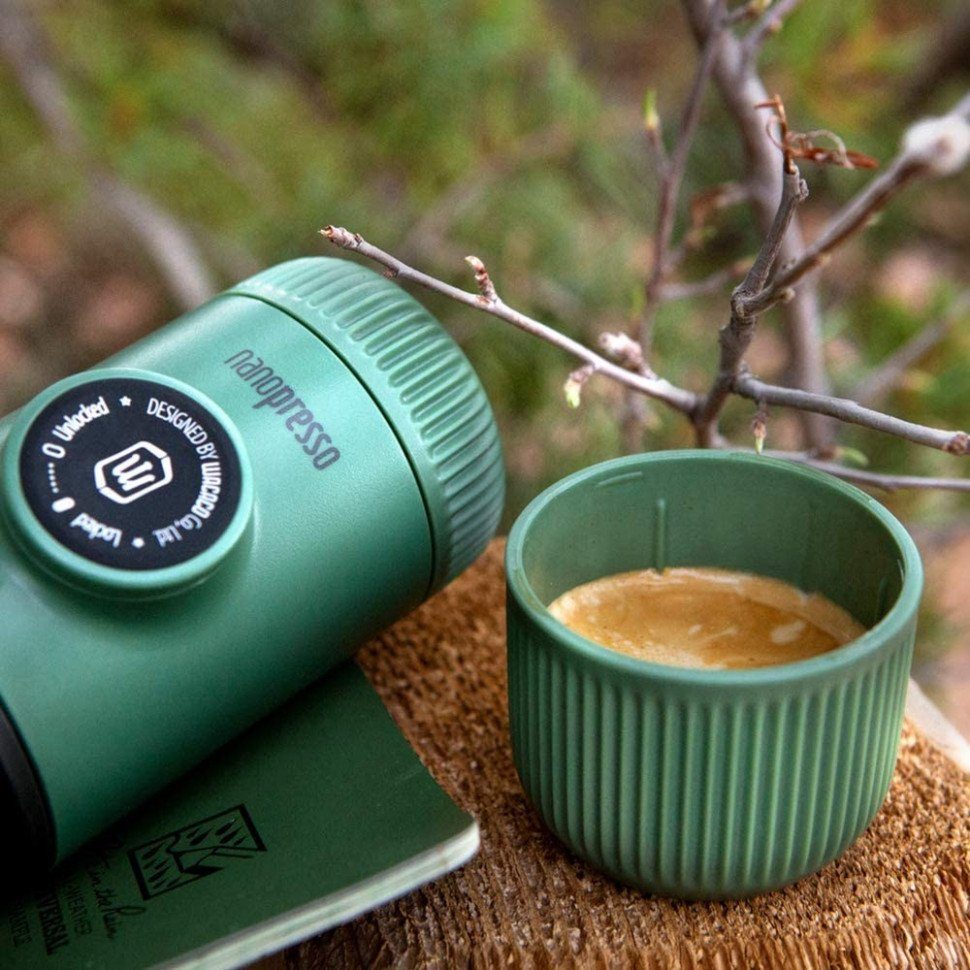 Портативна еспресо-кавоварка Wacaco Nanopresso зелена з чохлом, механічна, для меленої кави 4