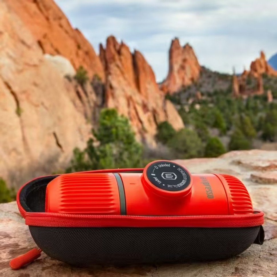Портативна еспресо-кавоварка Wacaco Nanopresso червона з чохлом, механічна, для меленої кави 3
