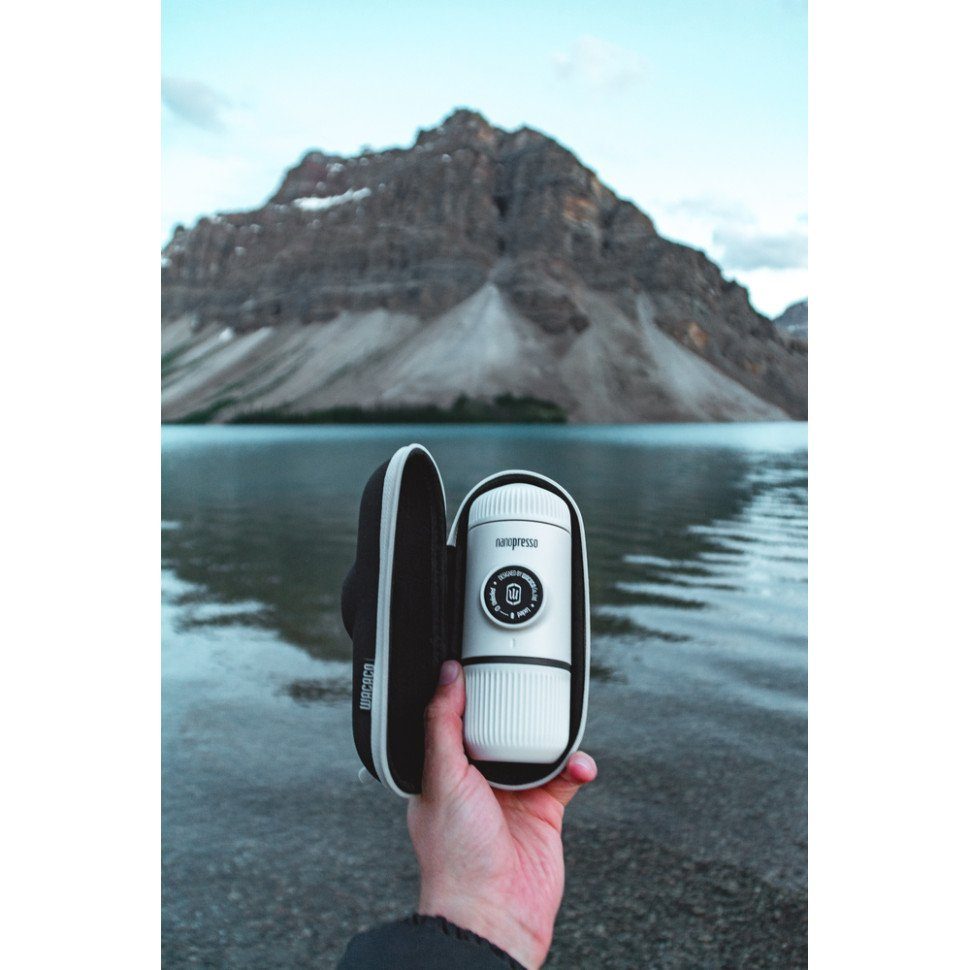 Портативна еспресо-кавоварка Wacaco Nanopresso біла з чохлом, механічна, для меленої кави 4