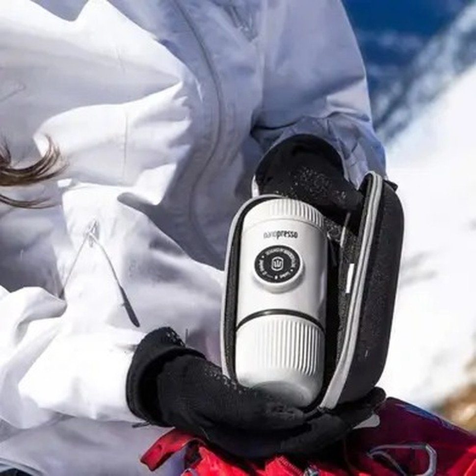 Портативна еспресо-кавоварка Wacaco Nanopresso біла з чохлом, механічна, для меленої кави 3