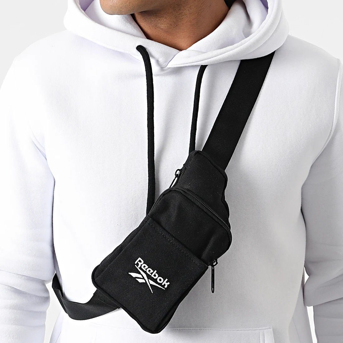 Нагрудна сумка бананка через плече, слінг Reebok Classic Foundation чорна