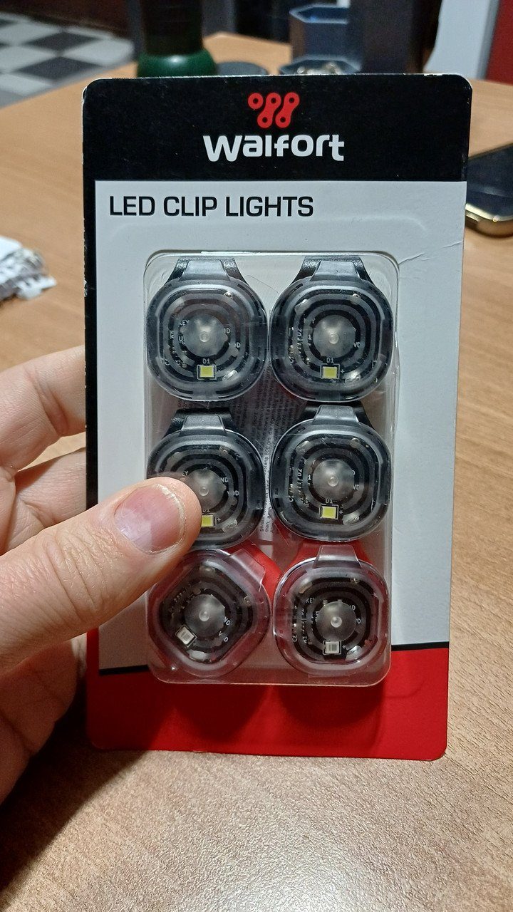 Набір світлодіодних ліхтариків на кліпсі Walfort LED Clip Lights — 6 шт., біле та червоне світло 4